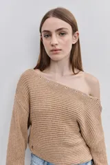 Sweater de punto color tostado, de calce relajado, con escote asimétrico decorado con ojalillos metálicos y mangas largas.