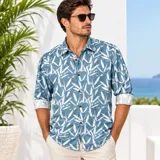 Camisa de manga larga de algodón color celeste, con estampado de hojas blancas y cierre frontal de botones.