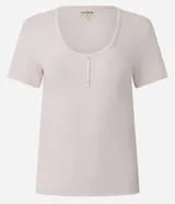 Blusa de pijama marca Lov, confeccionada en tejido rib acanalado. Presenta un diseño regular con cuello redondo, cierre frontal parcial con botones y mangas cortas.