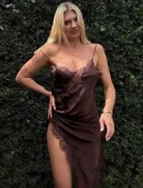 Vestido midi marrón de satén con encaje negro en el escote y el ruedo, con breteles finos.