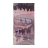 Cuello polar Buff de doble capa, diseño reversible con estampado de paisaje montañoso y bosque en tonos violeta y rosado. Ofrece aislamiento térmico superior para climas fríos.
