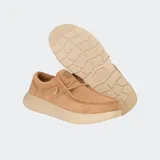Mocasín Hey Dude modelo Wally Comf Suede, color camel o beige claro, confeccionado en gamuza con costuras visibles en el empeine. Posee un sistema de cordones elásticos y una suela gruesa y elevada de color crema.