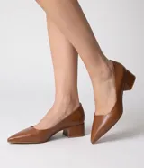 Zapato de tacón bloque medio y puntera fina Satinato, color negro, modelo scarpin con diseño clásico y acabado liso.