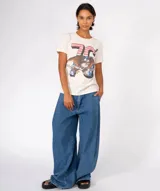 Remera de tejido suave color marrón con lavado especial, mangas cortas y cuello redondo. Presenta terminaciones con efecto desgastado en cuello, mangas y ruedo. Estampado frontal con el número "76" con diseño de bandera estadounidense, un águila calva con una cinta que dice "American Love" y estrellas.