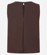 Blusa sin mangas color marrón, con escote redondo y corte recto. Presenta paneles laterales en tejido texturizado con rayas y una abertura vertical en la espalda con cierre discreto.