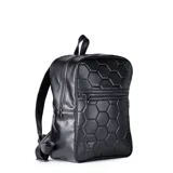 Mochila urbana negra de cuero sintético con diseño acolchado de hexágonos inspirado en un balón de fútbol. Cuenta con cierre principal, bolsillo frontal con cierre, correas ajustables y asa superior.