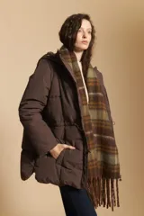 Campera acolchada de nylon en color crema, con capucha ajustable, cierre frontal con botones y cordón de ajuste en la cintura.