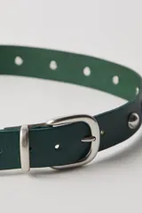 Cinturón de cuero verde con tachas metálicas redondas y hebilla plateada ajustable.