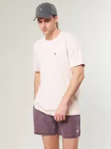 Short de baño azul con cintura elástica y cordón ajustable.