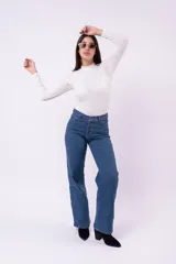 Body de manga larga en color marrón, confeccionado en tejido acanalado con cuello alto. Presenta un ajuste al cuerpo y cierre inferior.