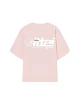 Remera rosa con estampado en la espalda con la palabra "ittai" en blanco y letras más pequeñas debajo.