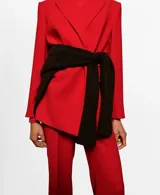 Blazer sastrero rojo de manga larga, con solapas de muesca, bolsillos con solapa en la parte delantera y un cinturón del mismo tejido para atar a la cintura.