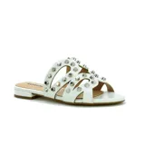 Sandalias bajas Korium color negro con tachas plateadas en la capellada.