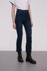 Pantalon jean de corte flare y tiro alto, en color azul oscuro con costuras a tono.