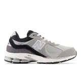 Championes New Balance 2002R color gris con detalles en negro y plateado. Capellada de gamuza y malla, entresuela Abzorb y suela N-ergy.