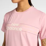 Remera deportiva New Balance de mujer, color rosa pálido, con cuello redondo y mangas cortas. Presenta el logo de New Balance en el pecho con líneas horizontales decorativas en tonos pastel.
