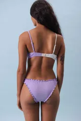 Bombacha midi lila con volados, confeccionada en algodón y elastano.