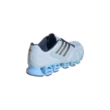 Championes Adidas Mega Ghostride Crystal Sky, color celeste con las icónicas tres tiras plateadas en los laterales y suela translúcida con amortiguación de cápsulas tubulares.