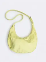 Cartera tipo hobo de diseño suave y flexible con acabado efecto antelina. Cuenta con cierre de cremallera y asa fija ajustable para llevar al hombro.