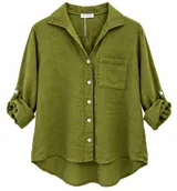 Camisa de lino color verde militar, de manga larga arremangada con presilla, cuello camisero, bolsillo frontal en el pecho y cierre de botones a tono.