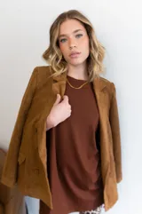 Remerón negro de manga corta, corte holgado y tejido de punto acanalado.