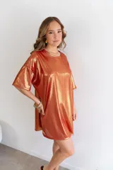 Remerón dorado con textura brillante y mangas cortas.