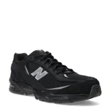 Championes urbanos New Balance modelo 509, color negro con detalles en gris. Presentan una combinación de malla y gamuza, con el logo N característico en los laterales y tecnología de amortiguación ABZORB en la entresuela.