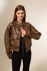 Chaqueta bomber con estampado animal print, cuello mao, cierre frontal y bolsillos con solapa.