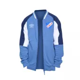 Campera bomber celeste con mangas ranglan azul marino y detalles en blanco. Presenta cierre frontal, cuello, puños y ruedo acanalados, logo de Umbro bordado en el pecho izquierdo y escudo del Club Nacional de Football en el pecho derecho.