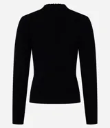 Blusa de manga larga confeccionada en punto ligero con textura diferenciada. Presenta un diseño ajustado al cuerpo y cuello alto.