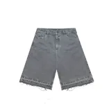 Bermuda de jean estilo baggy, color gris, con diseño de corte holgado, tiro medio y ruedo deshilachado con detalle de costura reforzada.