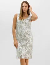 Conjunto de dos piezas compuesto por un vestido midi de silueta recta con tejido plisado metalizado y escote redondo con pedrería, acompañado por una chaqueta de gasa abierta con caída en cascada y mangas tres cuartos con puños metalizados.