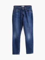 Jean de corte ajustado y largo tobillero, color azul, con detalles desteñidos en las rodillas y efecto usado.