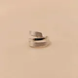 Anillo de plata 925 con diseño envolvente de varias vueltas y acabado texturizado mate.