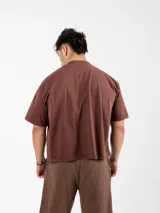 Remera de corte boxy fit, confeccionada en algodón, con diseño de cuello redondo y mangas cortas. Presenta un estampado en serigrafía en la parte posterior.