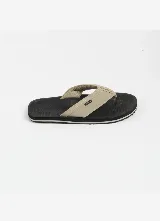 Chancletas O’Neill con base negra y tiras en tono arena, con detalle de logo de la marca.