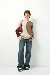 Sweater de punto con diseño geométrico en tres tonos de azul y gris, de cuello redondo y manga larga.