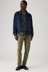 Pantalón chino color verde oliva, de corte slim, con tiro medio y confeccionado en tela sin elasticidad.