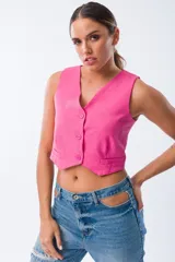 Chaleco sastrero fucsia con escote en V y cierre frontal con botones.