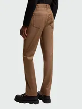 Pantalón de jean recto color marrón claro, con tiro medio y cinco bolsillos.