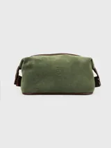 Necessaire de cuero gamuzado en color verde oliva, con detalles de cuero liso marrón en los bordes y laterales. Presenta un logo grabado en el centro y cierre superior.