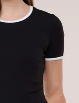 Remera básica de modal acanalado de la marca Elie Tahari, color blanco con ribetes en contraste negro en el cuello y las mangas cortas, de corte ajustado.