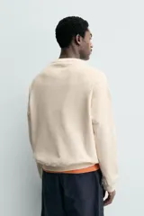 Sudadera regular fit color azul, de cuello redondo, manga larga ranglán y efecto lavado con acabados en rib.