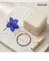 Pulsera de plata 925 con baño dorado, decorada con circonias azules en todo su contorno y cierre de mosquetón con cadena de alargue y dije de corazón.
