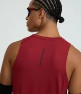 Musculosa deportiva color bordó, sin mangas y cuello redondo.