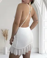 Vestido corto blanco de fiesta, con escote drapeado y espalda descubierta.