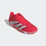Championes de fútbol Adidas Predator Club, color rojo vibrante con las tres franjas características en plateado. Presentan un exterior sintético con textura Strikeprint y suela para terreno firme/multisuperficie.