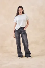 Remerón de manga corta, cuello redondo y calce oversize, en tejido de punto con brillo sutil.