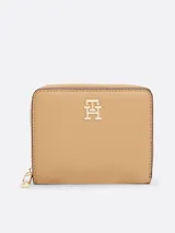 Billetera Tommy Hilfiger color beige con cierre de cremallera y logo de la marca en dorado.