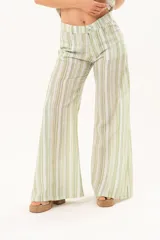 Pantalón de tiro medio y pierna amplia con diseño de rayas en tonos verdes, blancos y tostados. Cuenta con bolsillos y pasacintos.